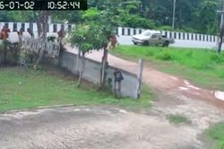 Video khoảnh khắc b&eacute; trai 11 tuổi lao xe v&agrave;o đo&agrave;n nh&agrave; sư Th&aacute;i Lan, 10 người chết