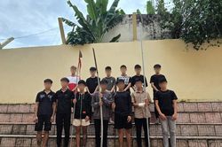 Tạm giữ nhóm thanh thiếu niên ném dao phóng lợn về phía công an để tẩu thoát