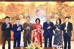 Chủ tịch HĐND TP Hà Nội Phùng Thị Hồng Hà tiếp Đại sứ Azerbaijan và Đại sứ Pakistan