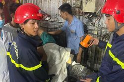 Nam thanh ni&ecirc;n mắc kẹt tay trong m&aacute;y t&aacute;i chế hạt nhựa suốt nhiều giờ ở Huế