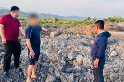 Bắt quả tang đối tượng đổ trộm chất thải, ph&aacute;t hiện h&agrave;ng trăm tấn ch&ocirc;n lấp tr&aacute;i ph&eacute;p