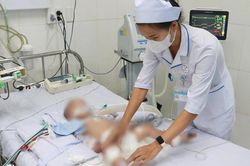 Bệnh viện tuyến tỉnh lần đầu lọc máu liên tục cứu sống bệnh nhi 16 tháng tuổi mắc tay chân miệng nguy kịch