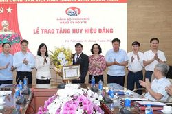 Đảng ủy Bộ Y tế tổ chức trao Huy hiệu 40 năm tuổi Đảng cho cán bộ