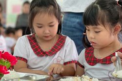 Trẻ em trước những nguy cơ mới: Cần một 'tấm lá chắn' pháp lý hiệu quả hơn