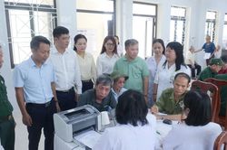 Khám bệnh, tư vấn sức khỏe và cấp phát thuốc miễn phí cho người có công với cách mạng ở Quốc Oai