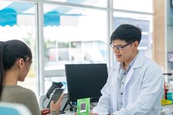 Ngân hàng phải cung cấp thông tin gì từ tài khoản người nộp thuế cho cơ quan thuế?