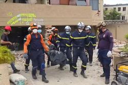 Đo&agrave;n CNCH của Việt Nam đưa 45 nạn nh&acirc;n ra khỏi đống đổ n&aacute;t tại Venezuela