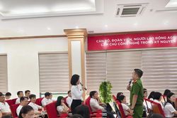 Xem giảng vi&ecirc;n Học viện Cảnh s&aacute;t tạo t&igrave;nh huống gay cấn tại lớp tập huấn đảm bảo an ninh hoạt động ng&acirc;n h&agrave;ng