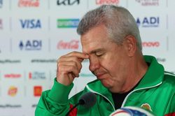 HLV Mexico nổi giận v&igrave; FIFA đổi giờ đấu