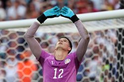 Thủ môn loại Đức ở World Cup chỉ dùng găng tay 50 USD