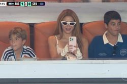 Shakira lại xuất hiện theo dõi Messi