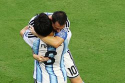 Messi ghi b&agrave;n, Lisandro khiến Ibrahimovic v&agrave; Roy Keane trầm trồ