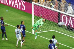 Giây phút thót tim của CĐV Argentina