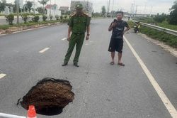 'Hố tử thần' sâu 2 - 3 m giữa đường gom khu công nghiệp