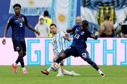 Tranh cãi sau tấm vé đi tiếp của Argentina
