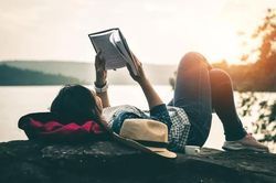 Du lịch với sách bùng nổ hè năm 2026