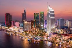 Tăng trưởng 6 tháng dưới 9%, Hà Nội, TP.HCM vẫn quyết vượt 10% cả năm