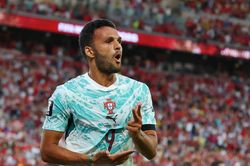 Người bước ra từ giường bệnh cứu World Cup của Ronaldo