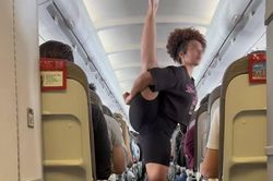 Màn tập yoga giữa máy bay khiến nữ hành khách bị chỉ trích
