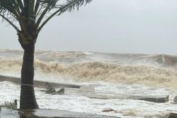 Bão số 1 sắp đổ bộ, gây mưa lớn diện rộng tại Đông Bắc Bộ và gió giật mạnh, sóng lớn trên biển