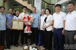 Chủ tịch Ủy ban nhân dân tỉnh Hưng Yên tặng Bằng khen thủ khoa toàn quốc tổ hợp A01