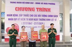 Trung đoàn 692 tặng quà, khám sức khỏe và cấp thuốc miễn phí giúp nhân dân