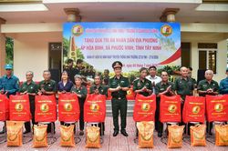 Cựu học vi&ecirc;n Trường Sĩ quan Lục qu&acirc;n 2 về nguồn, thắt chặt t&igrave;nh qu&acirc;n d&acirc;n tại x&atilde; Phước Vinh