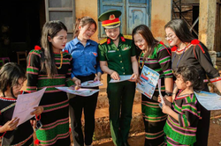Thiếu tá Roãn Thị Hồng Thắm tận tâm với nghề, nặng tình với đơn vị