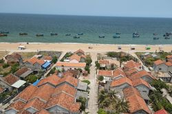 Làng Lò: Mái ngói đỏ trải dài bên bờ đại dương xanh