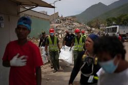 Nỗ lực nhận dạng thi thể nạn nhân trong động đất ở Venezuela