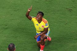 Trực tiếp Colombia vs Ghana 1-0 (H1): Không vào!!! Ghana dứt điểm