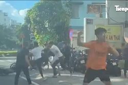 Xôn xao clip nhóm người đánh hội đồng trên đường phố TPHCM