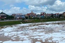 Công an vào cuộc vụ bọt trắng xóa như băng trên sông Kỳ Cùng