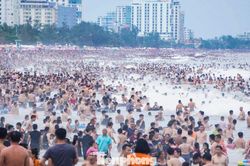 Đổ xô tắm biển Sầm Sơn bất chấp sóng to nước đục do bão