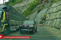Xe biển xanh vượt ẩu tr&ecirc;n đ&egrave;o An Kh&ecirc;