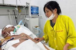 Chồng mất vì ung thư, người mẹ góa quặn lòng nhìn con trai giành giật sự sống