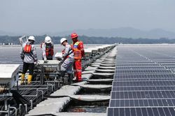 Mặt trái của điện mặt trời: Tấm pin nổi phủ kín mặt hồ, ngư dân lao đao