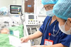 B&eacute; trai H&agrave; Nội đuối nước ngừng tim tại bể gần nh&agrave; ngay buổi học bơi thứ 3