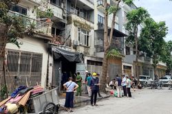 Cảnh sát khám nghiệm hiện trường vụ cháy biệt thự khiến 2 người tử vong ở Hà Nội