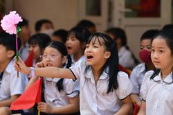 Chủ tịch Hà Nội: Xây thêm trường đảm bảo ít nhất 80% học sinh được học trường công
