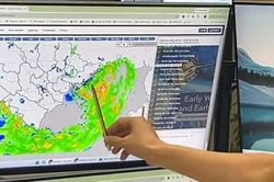 B&atilde;o số 1 đổ bộ Quảng Ninh: Đ&ecirc;m 4/7 gi&oacute; mạnh nhất, Đ&ocirc;ng Bắc mưa như tr&uacute;t nước