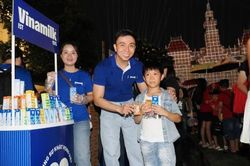 Vinamilk phục vụ người dân trong đêm hội 3D mapping mừng 50 năm thành phố Hồ Chí Minh