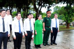 Phó Bí thư Tỉnh ủy Nghệ An Võ Thị Minh Sinh dâng hương tri ân các Anh hùng liệt sĩ trên vùng 'đất thép' Vĩnh Linh