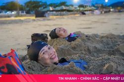 Độc đáo cảnh người dân 'vùi mình' dưới cát biển đón bình minh ở Hà Tĩnh