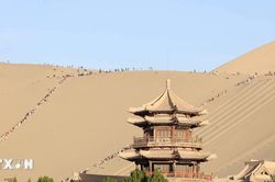 Minh Sa Sơn-Nguyệt Nha Tuyền, nơi 'sa tuyền cộng sinh' ngh&igrave;n năm tại Trung Quốc