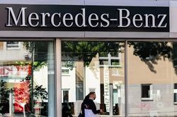 Hàng nghìn lao động của Mercedes-Benz biểu tình phản đối thắt chặt chi phí