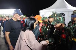 Venezuela vinh danh c&aacute;c đo&agrave;n cứu hộ quốc tế