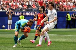 Thủ th&agrave;nh Unai Sim&oacute;n ph&aacute; kỷ lục tồn tại 36 năm của huyền thoại Walter Zenga