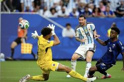 D&acirc;n mạng n&oacute;i g&igrave; về Messi v&agrave; Vozinha sau trận 'kh&ocirc;ng thể tin nổi' giữa Argentina v&agrave; Cape Verde?