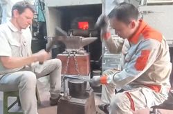 Du khách nước ngoài thích thú trải nghiệm làm dao tại làng nghề Đa Sỹ